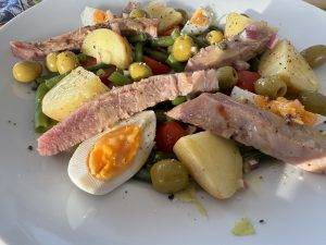 Nizza-Salat mit frischem Thunfisch vom Markt