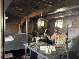 Der Kapitän bei. Logbuchschreiben