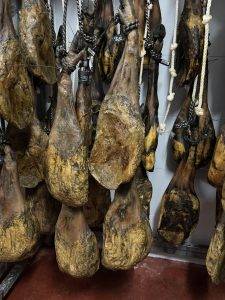 Der Schinken wird mit Sonnenblumenöl regelmäßig abgerieben