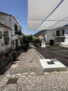 Hübsch gepflasterte Dorfstraße