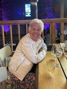 Oma und Mama Bärbel freut sich über die Hochzeit