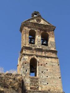 Mit Storchennest auf dem Glockenturm