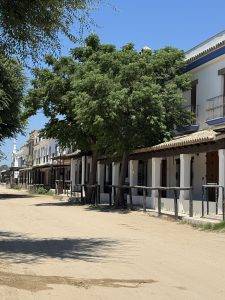 Sandwege führen durch den Ort