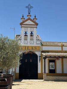 Fast alle sind mit einem Glockenturm ausgestattet