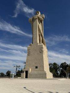 Riesiege Statue von Cristobal Colón