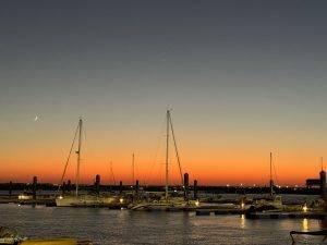 Neumond über der Marina