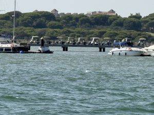 Golfcartparade auf dem Steg