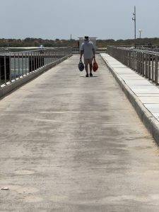 Schwer bepackt zurück