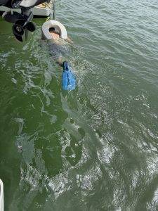 Axel putzt das Unterwasserschiff