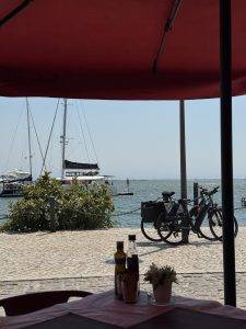 Schiff und Fahrräder beim Lunch im Blick