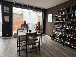 Warten auf die Weinprobe