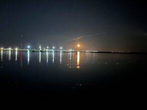 Faro Port mit Mondbeleuchtung