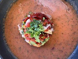 Oktopussalat mit kalter Tomatensuppe