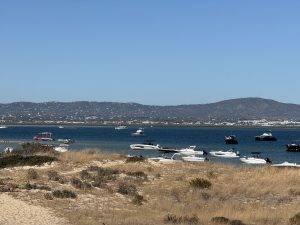 Ganz hinten liegt La Ola