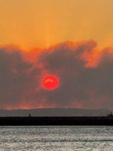 Spektakulärer Sonnenuntergang durch den Rauch