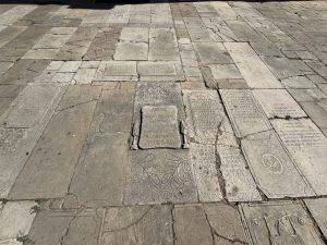 Grabsteine als Pflaster?