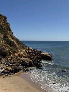 Steilküste umrahmt den Strand