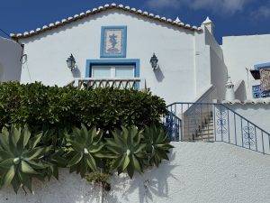 Himmelblau und weiß