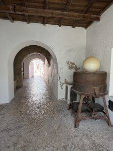 Abkühlung im schattigen Durchgang