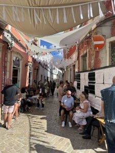 Und überall Sitzplätze zum Verweilen