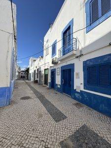Der Himmel spiegelt sich in den Fensterrahmen