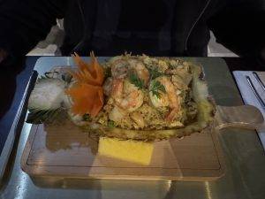 Serviert in einer Ananas