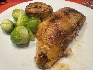 Mit Rosenkohl und Kartoffelgratin