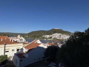 Blauer Himmel über weißen Dörfern