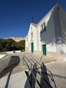 Hinter der Kirche trohnt die Festung