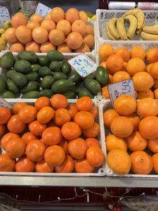 Lokale Orangen und Avocados