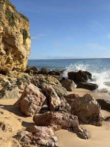 Irgendwo dort unter den Steinen liegt eine Quelle