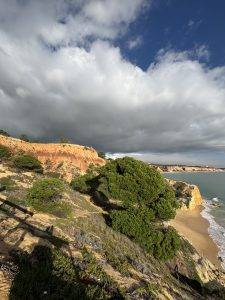 Dunkle Wolken ziehen auf