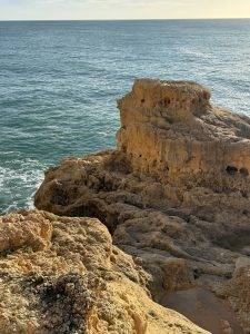 Der Zahn der Zeit nagt am Fels