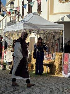 Die Dame hat eine Schlangenkette!