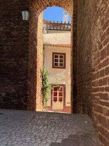 Durch diese hohle Gasse…