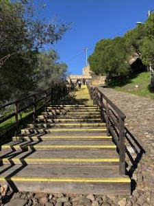 Treppe statt Stolperfallenpflaster