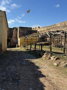 Kleines Dorf in den Festungsmauern