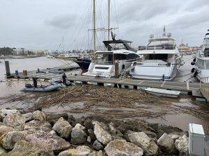 Versuch das Treibgut abzutransportieren