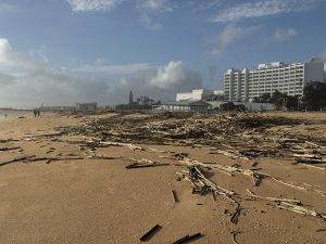 Es türmt sich am Strand