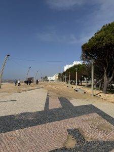 Sand auf der Strandpromenade