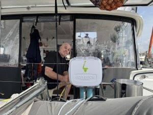 Die JonBuoy wird an der Reling angebracht