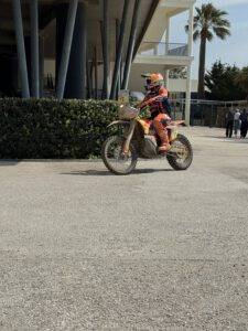 Erst kommen die Motorräder