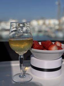 Prickelwasser und Erdbeeren