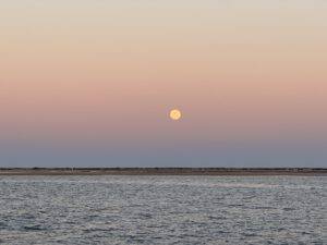 Vollmond auf der einen Seite