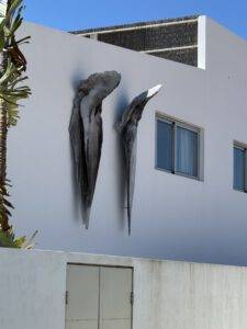 Walknochen an der Hauswand