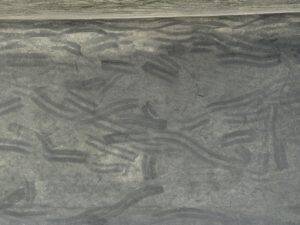 Fische haben Muster an unseren Kiel gemalt