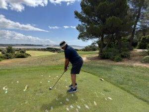 Abschlag mit Blick auf Alvor