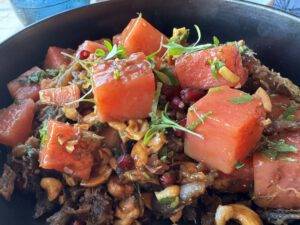 Salat mit Wassermelone und knuspriger Ente