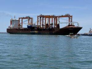 Frachter mit Spezialschiff an Deck