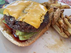 Burger und Pommes